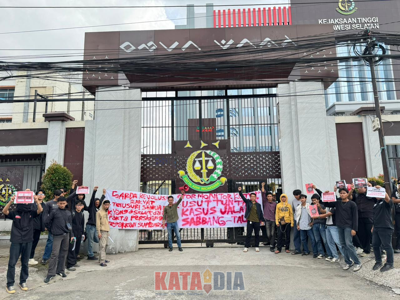 Puluhan pemuda dan mahasiswa yang tergabung dalam Garda Revolusi Rakyat (GERAK) Indonesia menggelar aksi unjuk rasa di Flyover dan kantor Kejaksaan Tinggi Sulawesi Selatan,