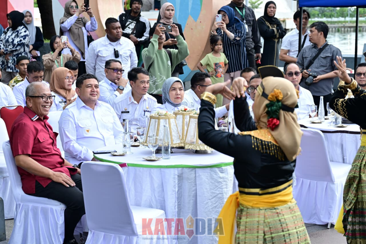 Sebanyak 18 brand kuliner dan lima perusahaan ambil bagian dalam Festival Mulia Ramadan yang digelar oleh Pengurus Masjid Amirul Mukminin di kawasan Pantai Losari, Kota Makassar.