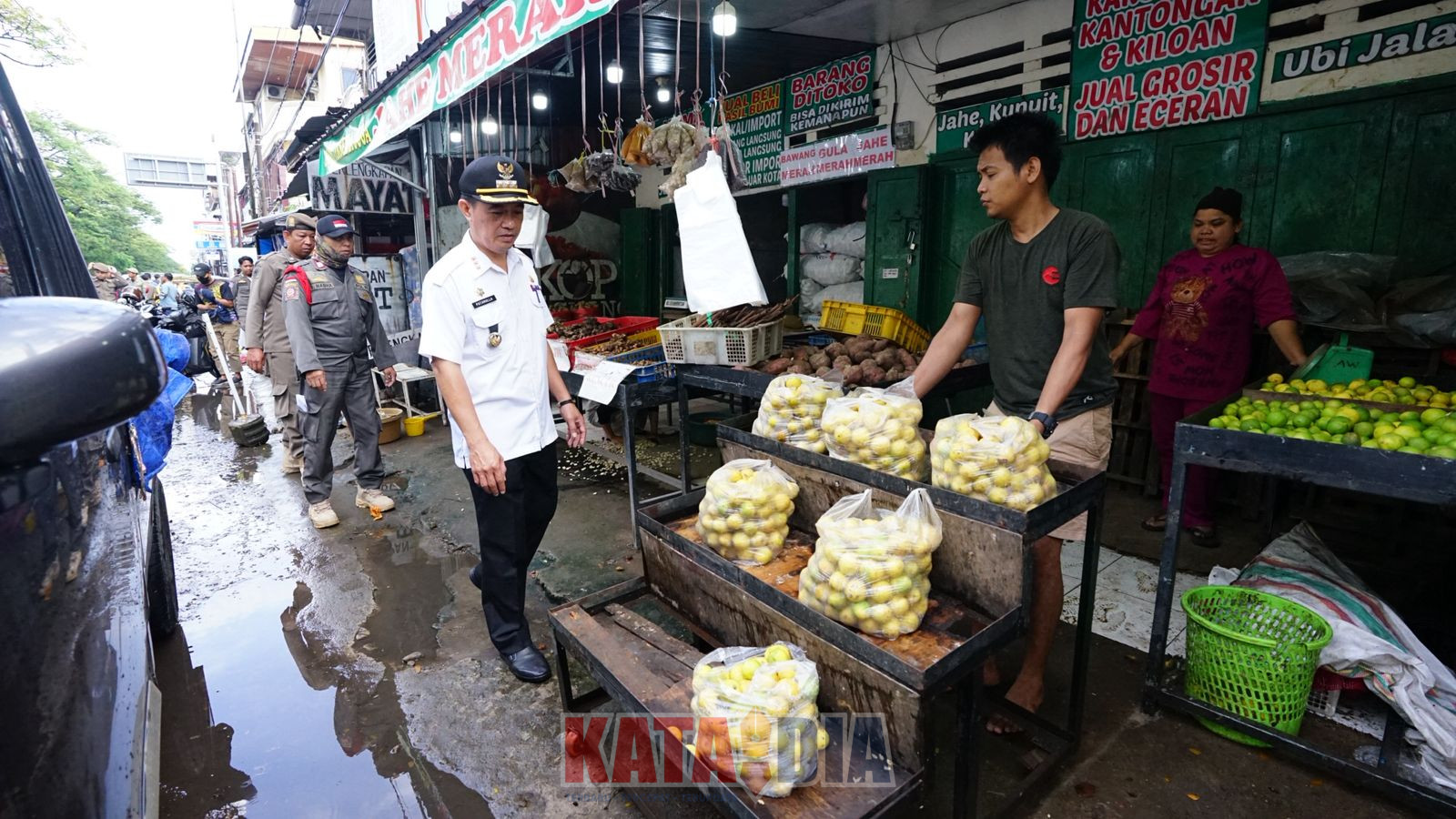 Pemerintah Kota Makassar terus mengintensifkan penataan kawasan kota dengan pendekatan persuasif dan dialogis terhadap pedagang yang masih menempati drainase, trotoar, dan badan jalan.