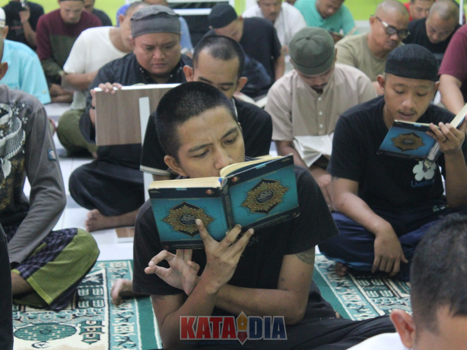 Lembaga Pemasyarakatan Narkotika Sungguminasa mengintensifkan pembinaan kepribadian bagi Warga Binaan Pemasyarakatan (WBP) selama bulan suci Ramadan 1447 Hijriah melalui program keagamaan One Day One Juz.