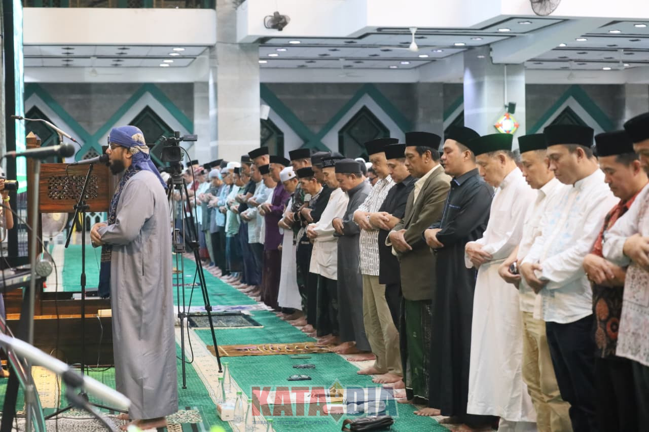 Wali Kota Makassar, Munafri Arifuddin, melanjutkan rangkaian Safari Ramadan Pemerintah Kota Makassar dengan melaksanakan Salat Isya dan Tarawih berjamaah di Masjid Al Markaz Al Islami