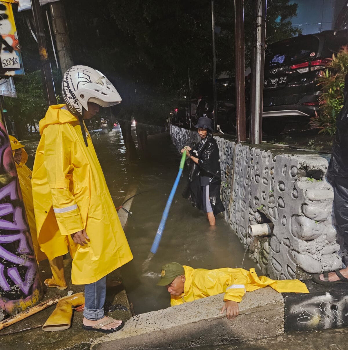 Hujan deras yang mengguyur Kota Makassar, Sabtu (21/2/2026), menyebabkan genangan air di sejumlah titik, termasuk di ruas Jalan A.P. Pettarani.