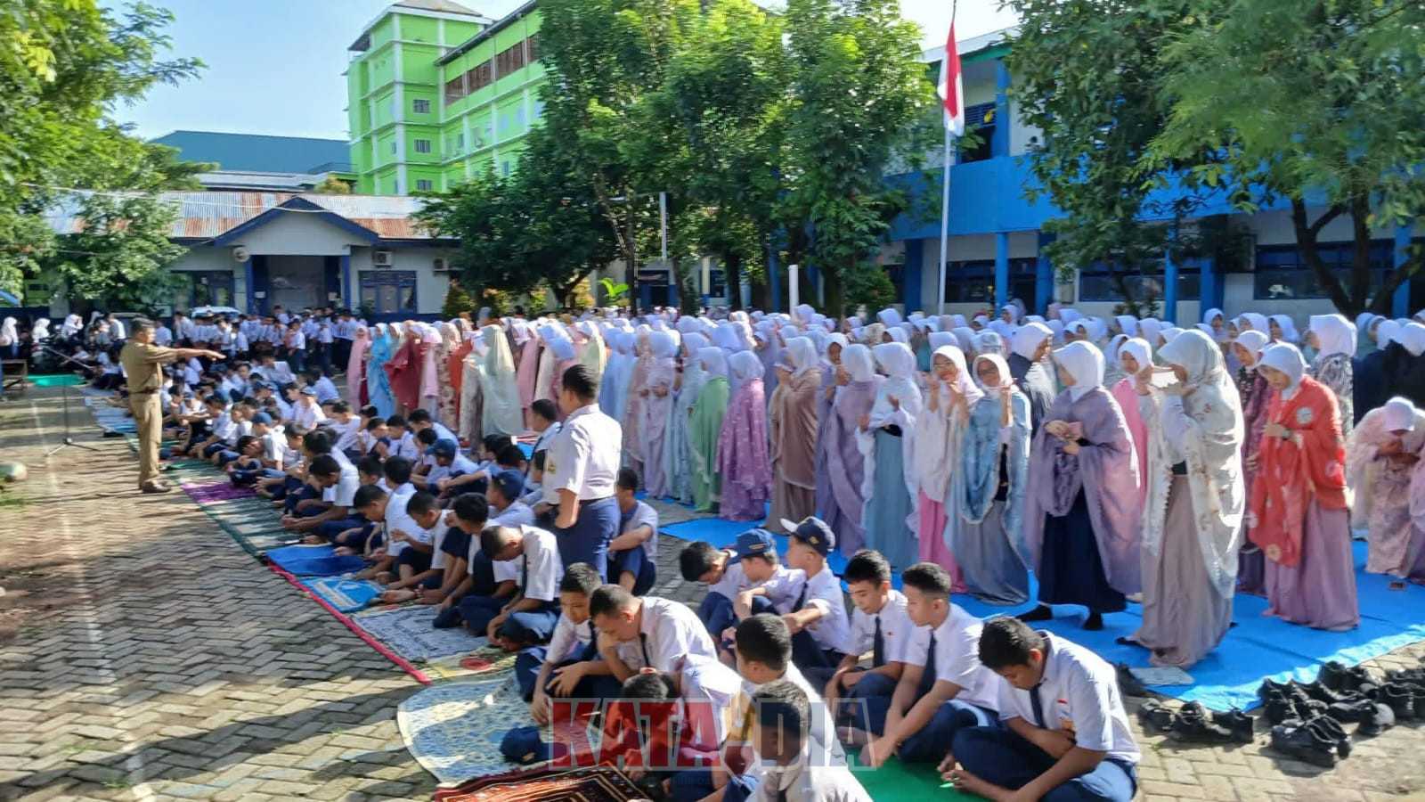 UPT SPF SMPN 40 Makassar mengawali hari pertama masuk sekolah pasca libur awal Ramadan dengan melaksanakan Sholat Dhuha berjamaah di lingkungan sekolah,