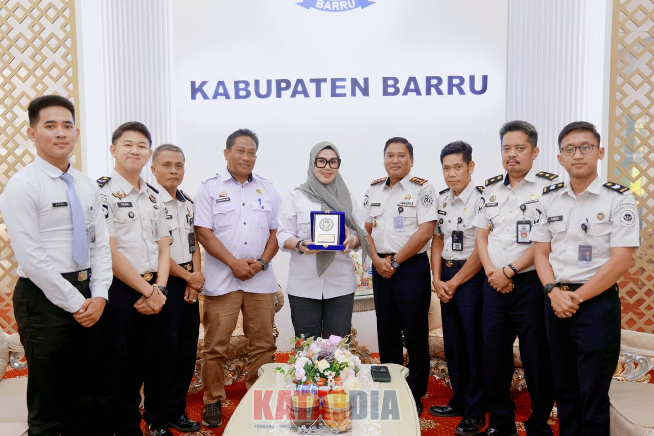 Andi Ina Kartika Sari, S.H., M.Si., menerima kunjungan audiensi Kepala Rumah Tahanan Negara (Rutan) Kelas IIB Barru di Rumah Jabatan Bupati,