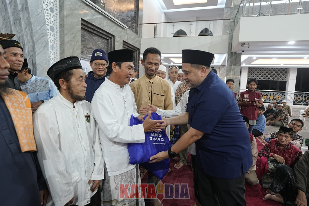 Munafri Arifuddin kembali melaksanakan Safari Ramadan dengan menyambangi Masjid Ikhtiar Perumahan Dosen (Perdos) Universitas Hasanuddin, Kelurahan Tamalanrea Jaya, Kecamatan Tamalanrea, J