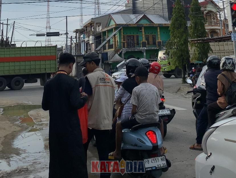 Lembaga Amil Zakat, Infaq, dan Sadaqah Muhammadiyah (LAZISMU) Kabupaten Barru turun langsung ke jalan membagikan takjil kepada para pengguna jalan di Pekkae, Jalan Poros Parepare–Makassar,