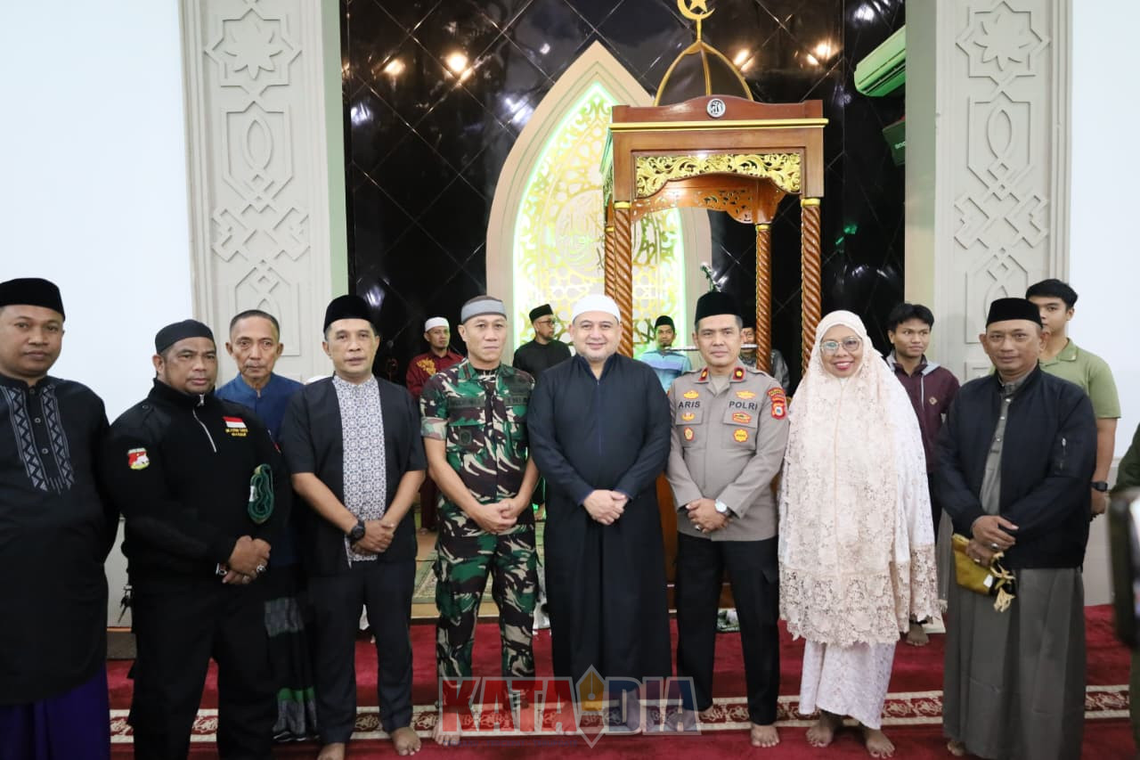 Memasuki hari ke-10 bulan suci Ramadan, Wali Kota Makassar, Munafri Arifuddin, kembali melaksanakan agenda Safari Subuh dengan menunaikan salat berjamaah di Masjid At-Tauhid, Jalan Dahlia, Kecamatan Mariso,
