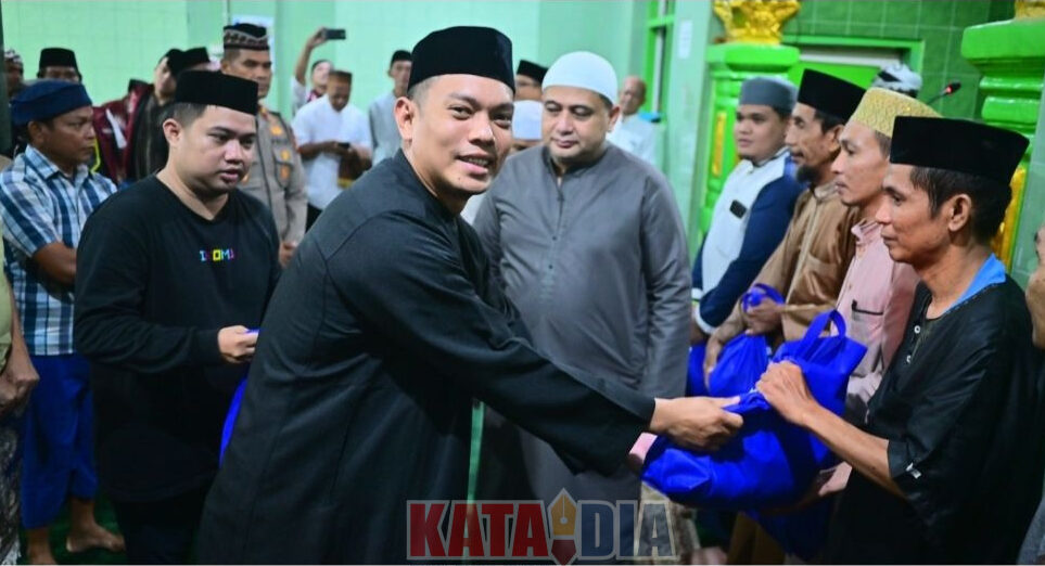 Camat Makassar Tri Sugiarto Burhan bersama Kapolsek Makassar dan para lurah mendampingi Wali Kota Makassar,