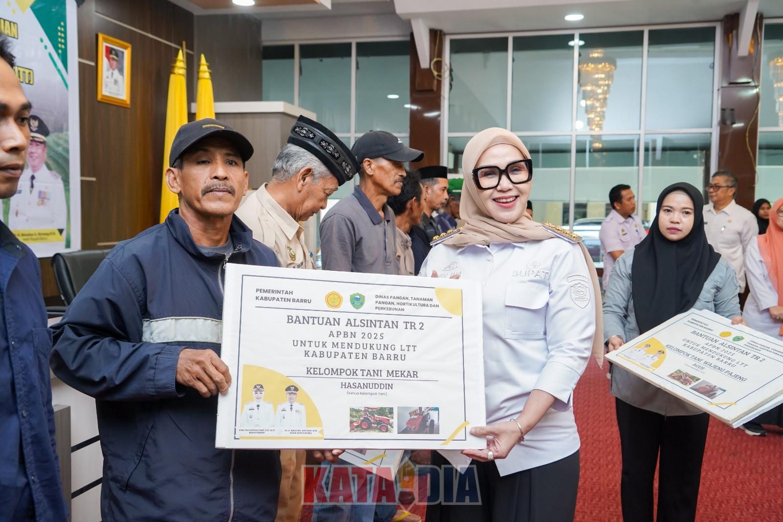 Bupati Barru Andi Ina Kartika Sari, S.H. M.Si menyerahkan bantuan Alat dan Mesin Pertanian (Alsintan) yang bersumber dari APBN Tahun 2025