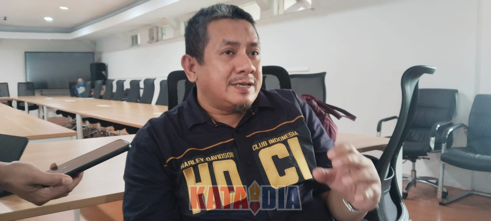 Ketua Komisi C DPRD Kota Makassar, Aswar Rasmin, menanggapi rencana penertiban dan relokasi pedagang kaki lima (PKL) di Makassar.