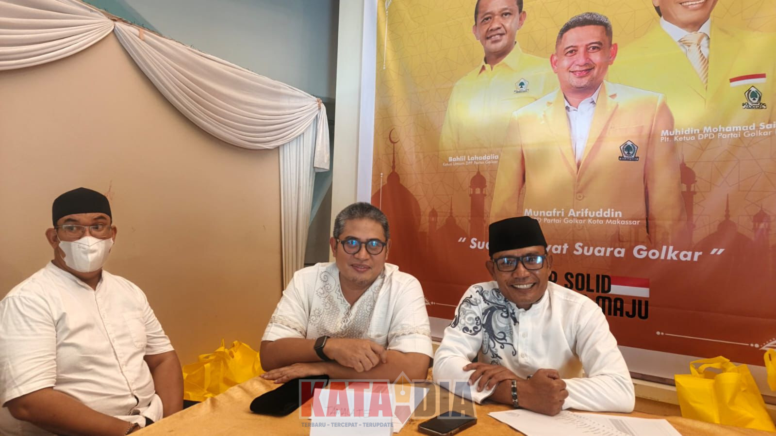 Pimpinan Kecamatan (Pimcam) Partai Golkar Tamalate, Muh Nur Alamsyah bersama jajaran pengurus Golkar Kecamatan Tamalate turut menghadiri kegiatan buka puasa bersama yang digelar Dewan Pimpinan Daerah (DPD) II Partai Golkar Kota Makassar