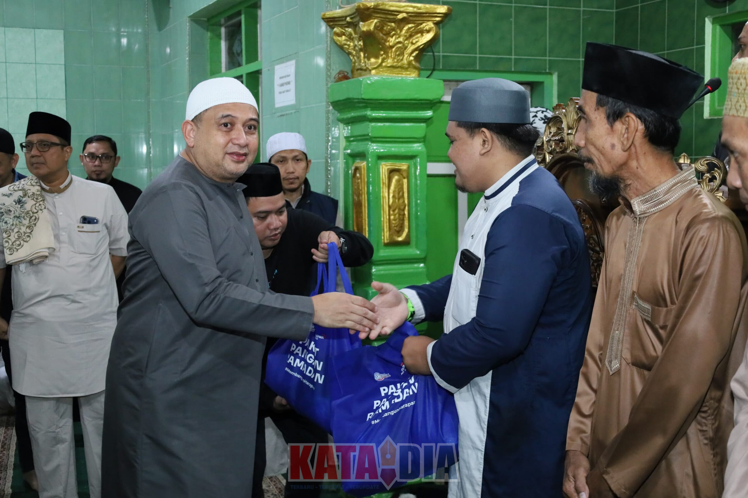 Munafri Arifuddin terus menjaga konsistensinya menyapa warga melalui program Safari Subuh Ramadan. Pada kunjungan terbarunya, Wali Kota Makassar yang akrab disapa Appi melaksanakan salat subuh berjamaah di Masjid Nurul Hidayah,
