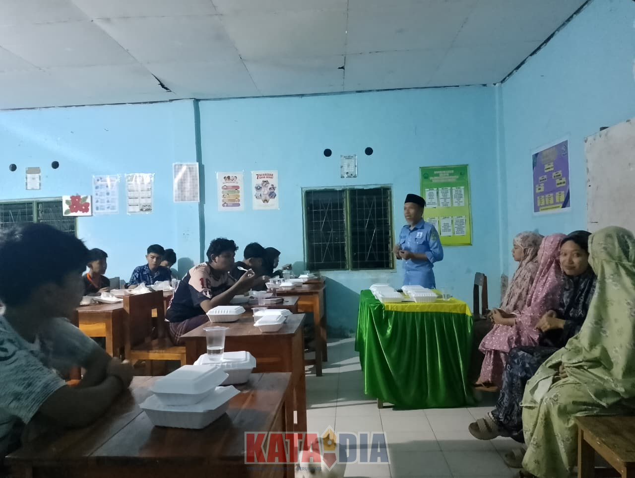 LAZISMU Kabupaten Barru melaksanakan kegiatan kunjungan dan berbagi di Panti Asuhan Al-Ma'un Padaelo pada Selasa (4/02). Kegiatan tersebut dirangkaikan dengan buka puasa bersama anak-anak panti asuhan