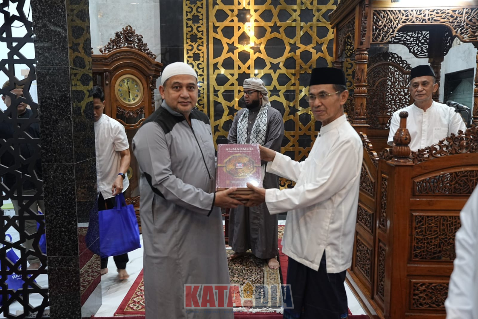 Momentum Safari Ramadan dimanfaatkan Wali Kota Makassar, Munafri Arifuddin, untuk memperkuat kesadaran kolektif masyarakat dalam menjaga kebersihan dan ketertiban kota.