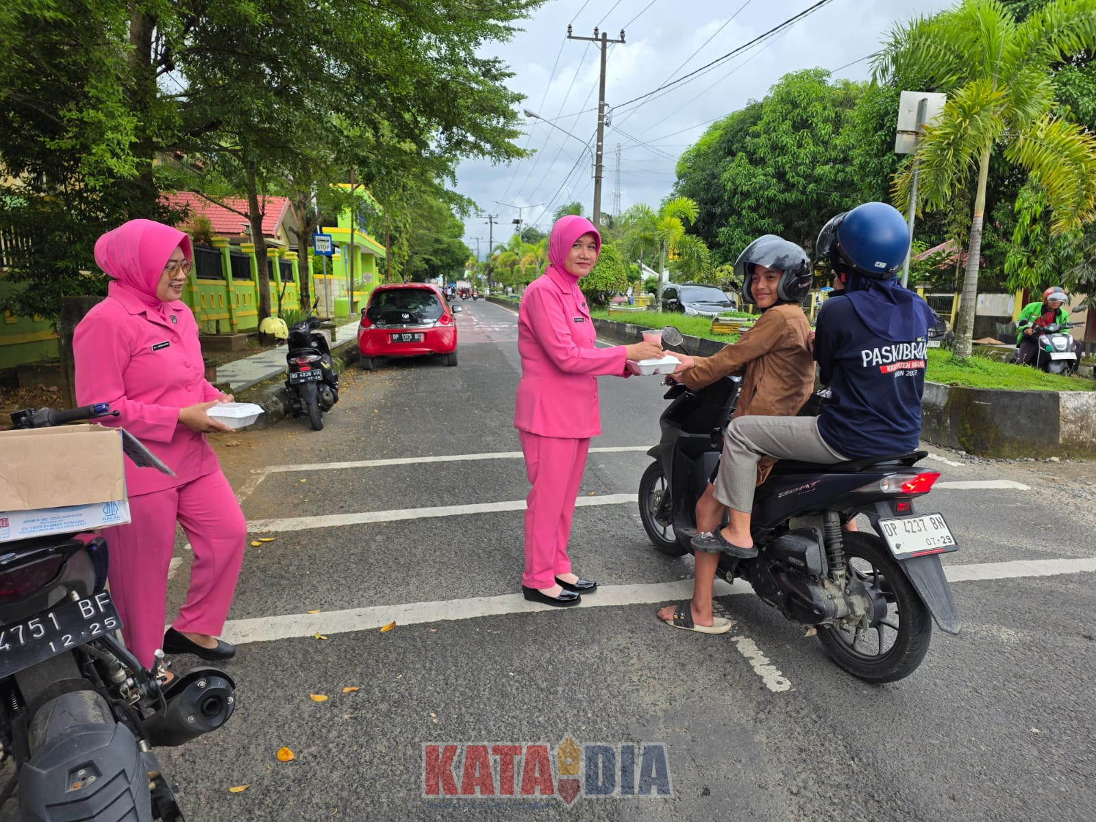 Dalam rangka meningkatkan kepedulian sosial serta mempererat hubungan dengan masyarakat di bulan suci Ramadan, personel Kepolisian Resor Barru bersama Bhayangkari Cabang Barru melaksanakan kegiatan berbagi takjil kepada para pengguna jalan.
