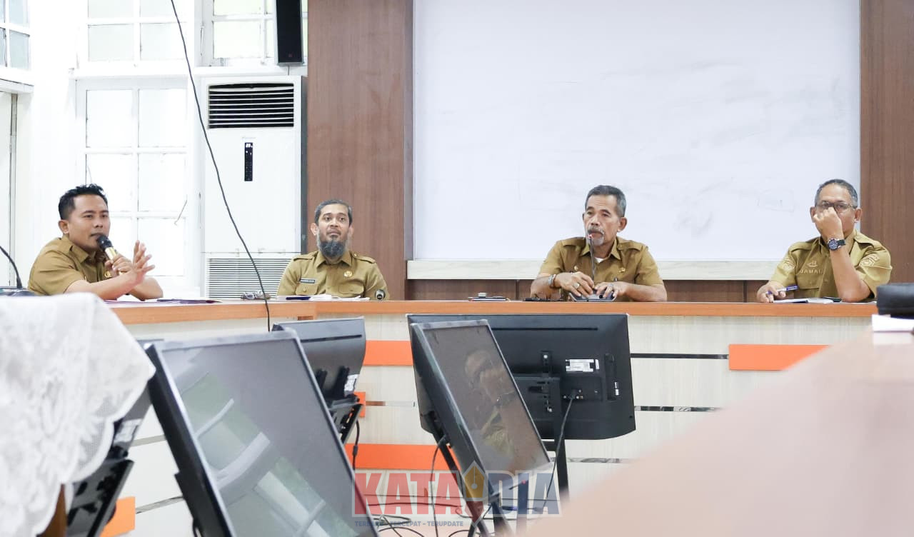 Penjabat (Pj.) Sekretaris Daerah Kabupaten Barru, Abubakar, S.Sos., M.Si., memimpin rapat koordinasi terkait pelaksanaan Program Makan Bergizi Gratis (MBG) di Ruang Data Kantor Bupati Barru,
