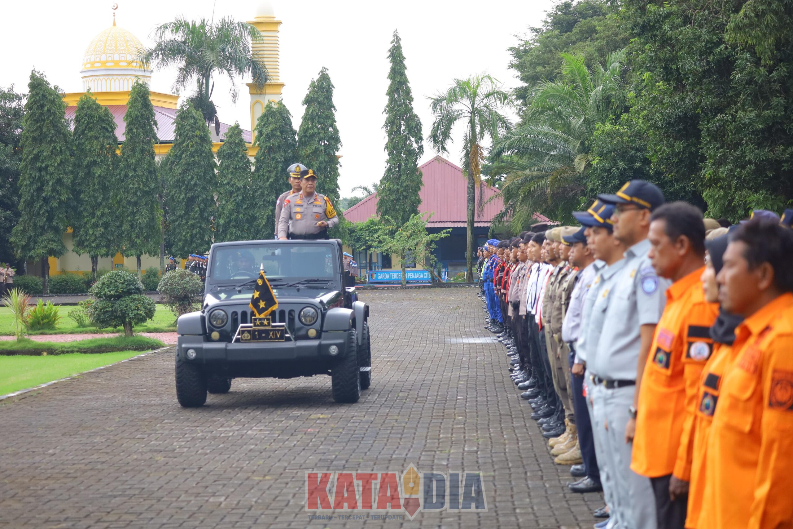 Kepolisian Daerah Sulawesi Selatan melaksanakan Apel Gelar Pasukan Operasi Kepolisian Terpusat dengan sandi “Ketupat-2026”
