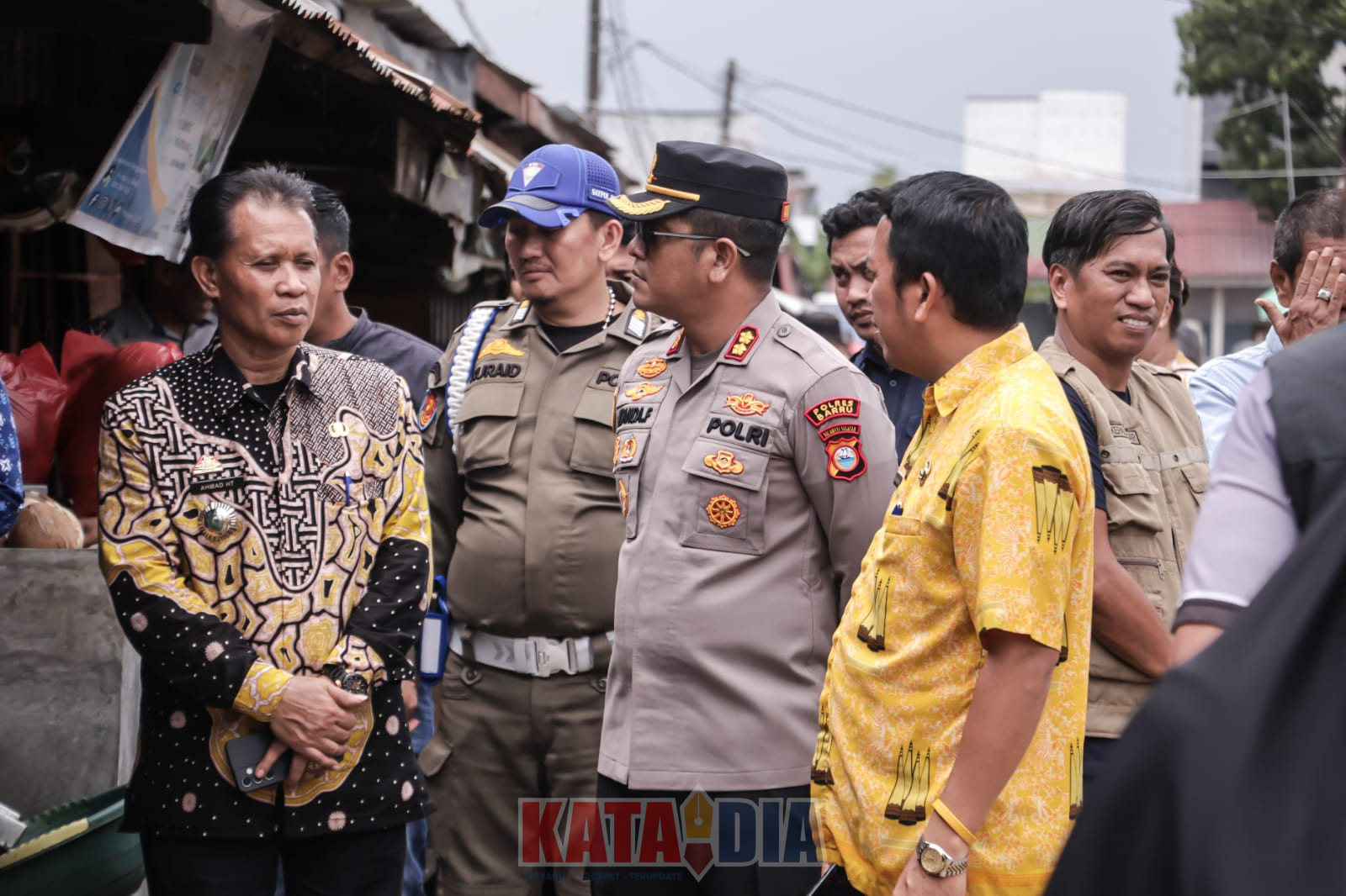 Kapolres Barru, Ananda Fauzi Harahap, bersama unsur Forkopimda Kabupaten Barru melakukan pemantauan harga dan stok bahan kebutuhan pokok di Pasar Matirowalie,