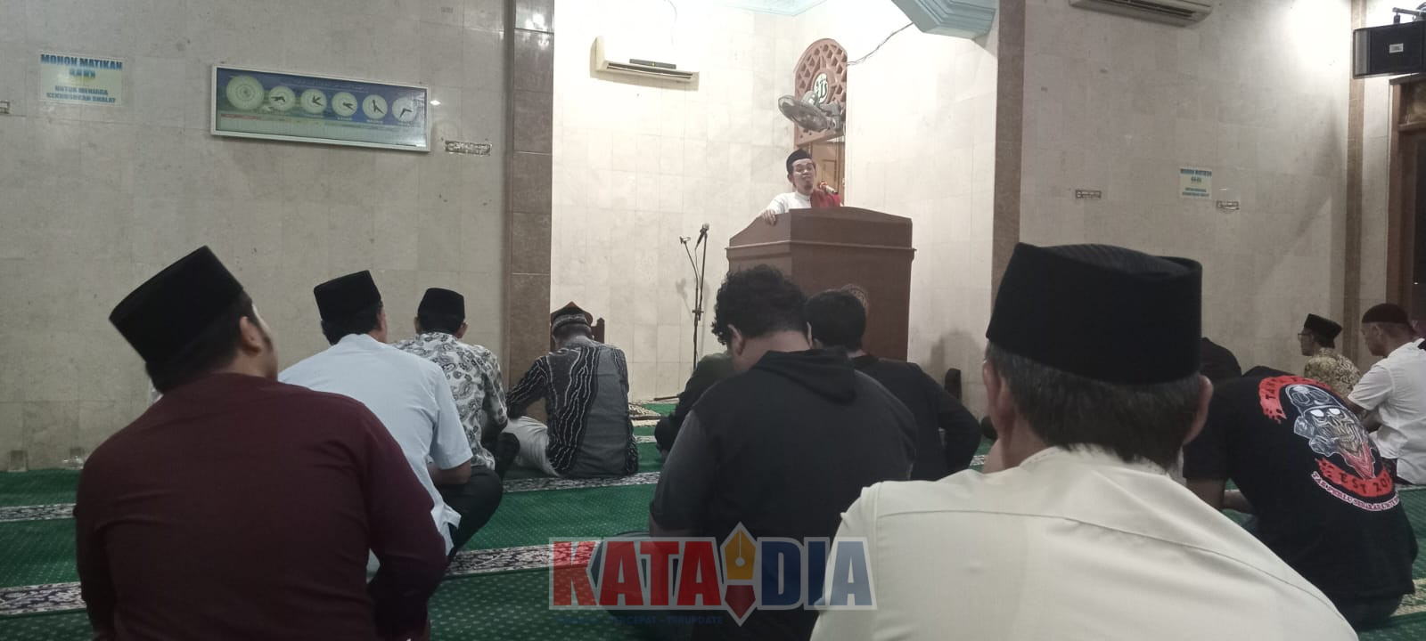 Anggota DPRD Bulukumba, Supriadi, terlihat kembali melaksanakan salat Subuh berjamaah di Masjid Baburrahman Batuppi, Kelurahan Bintarore, Sabtu (14/3/2026). Kehadirannya kali ini didampingi sang istri serta tiga anaknya.
