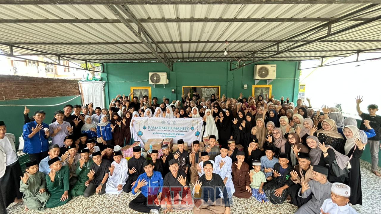 Mahasiswa Institut Teknologi dan Bisnis Al Gazali (ITBA) Barru melaksanakan kegiatan kunjungan sosial ke Lembaga Kesejahteraan Sosial Anak (LKSA) Al-Qasimiyah yang berada di Desa Madello, Kecamatan Balusu, Kabupaten Barru,