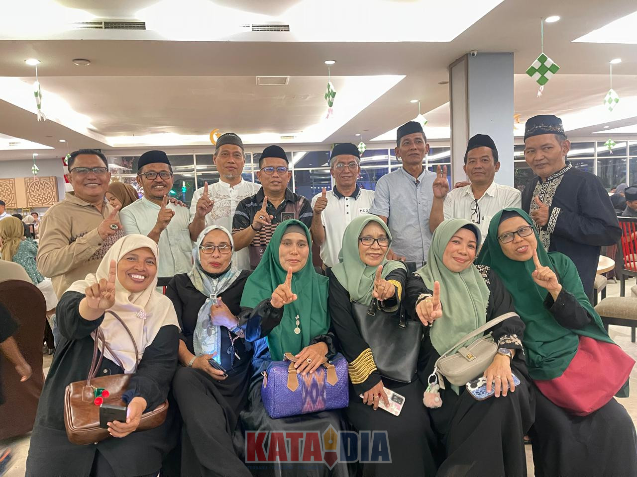 Puluhan alumni STM Negeri 1 Makassar / SMK Negeri 2 Makassar yang akrab disebut STEMZHA memadati area indoor Hotel MaxOne Makassar dalam kegiatan buka puasa bersama p