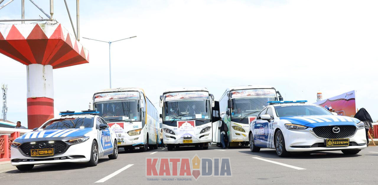 Kapolda Sulawesi Selatan Djuhandhani Rahardjo Puro bersama unsur Forum Koordinasi Pimpinan Daerah (Forkopimda)