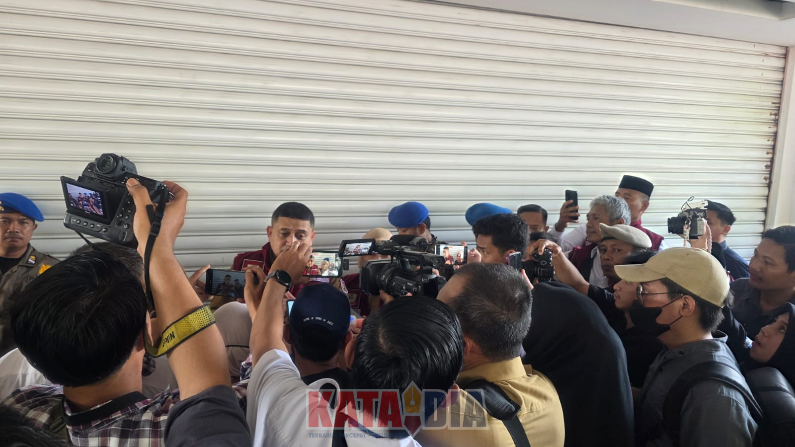 Wali Kota Munafri Arifuddin menginstruksikan seluruh camat dan lurah untuk memfasilitasi serta mengawal warga di wilayah masing-masing.