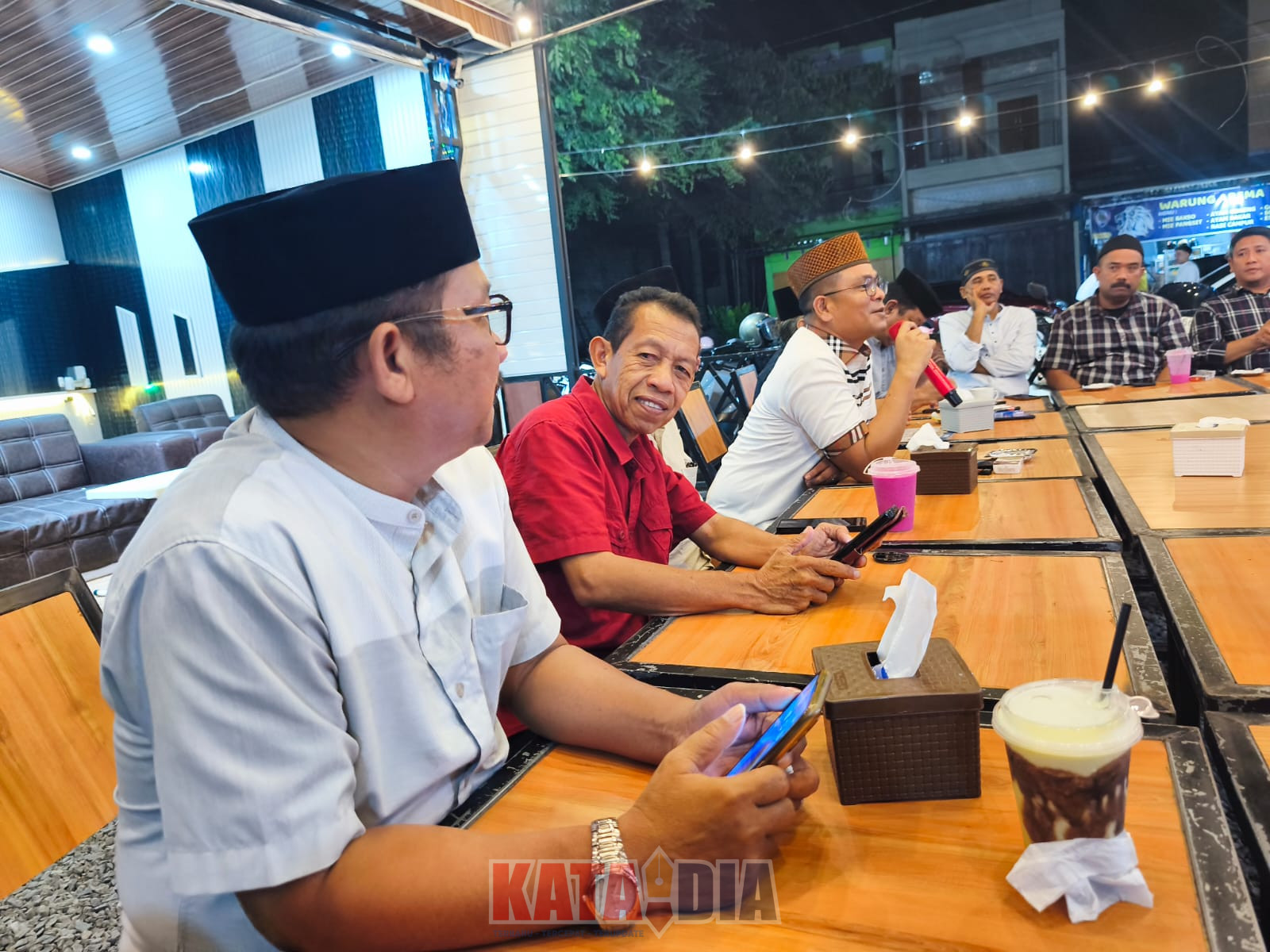 Kapolres Barru AKBP Ananda Fauzi Harahap, S.I.K menggelar kegiatan “ngopi bareng” bersama insan pers di Kafe Razha,
