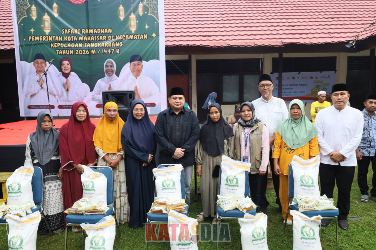Suasana senja yang hangat menyambut kedatangan Wali Kota Makassar, Munafri Arifuddin, bersama Ketua TP PKK Melinda Aksa dan jajaran Pemerintah Kota Makassar di Pulau Barrang Lompo, Kecamatan Kepulauan Sangkarrang,