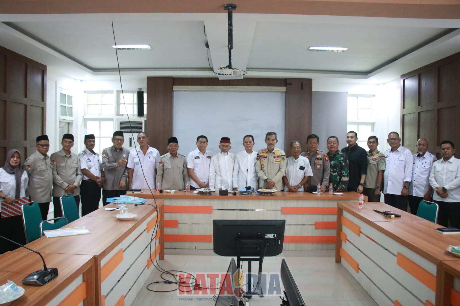 Pemerintah Kabupaten Barru menggelar rapat koordinasi dan mediasi terkait persoalan yang sempat mencuat menjelang Idulfitri