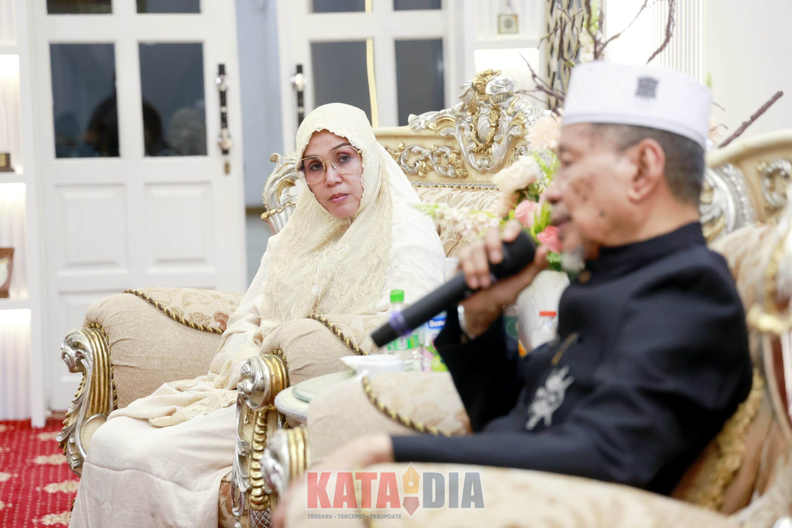 Pimpinan Pondok Pesantren DDI Mangkoso, Anre Gurutta (AG) Muh. Faried Wajedi, bersilaturahmi pasca Ramadan bersama Bupati Barru, Andi Ina Kartika Sari,