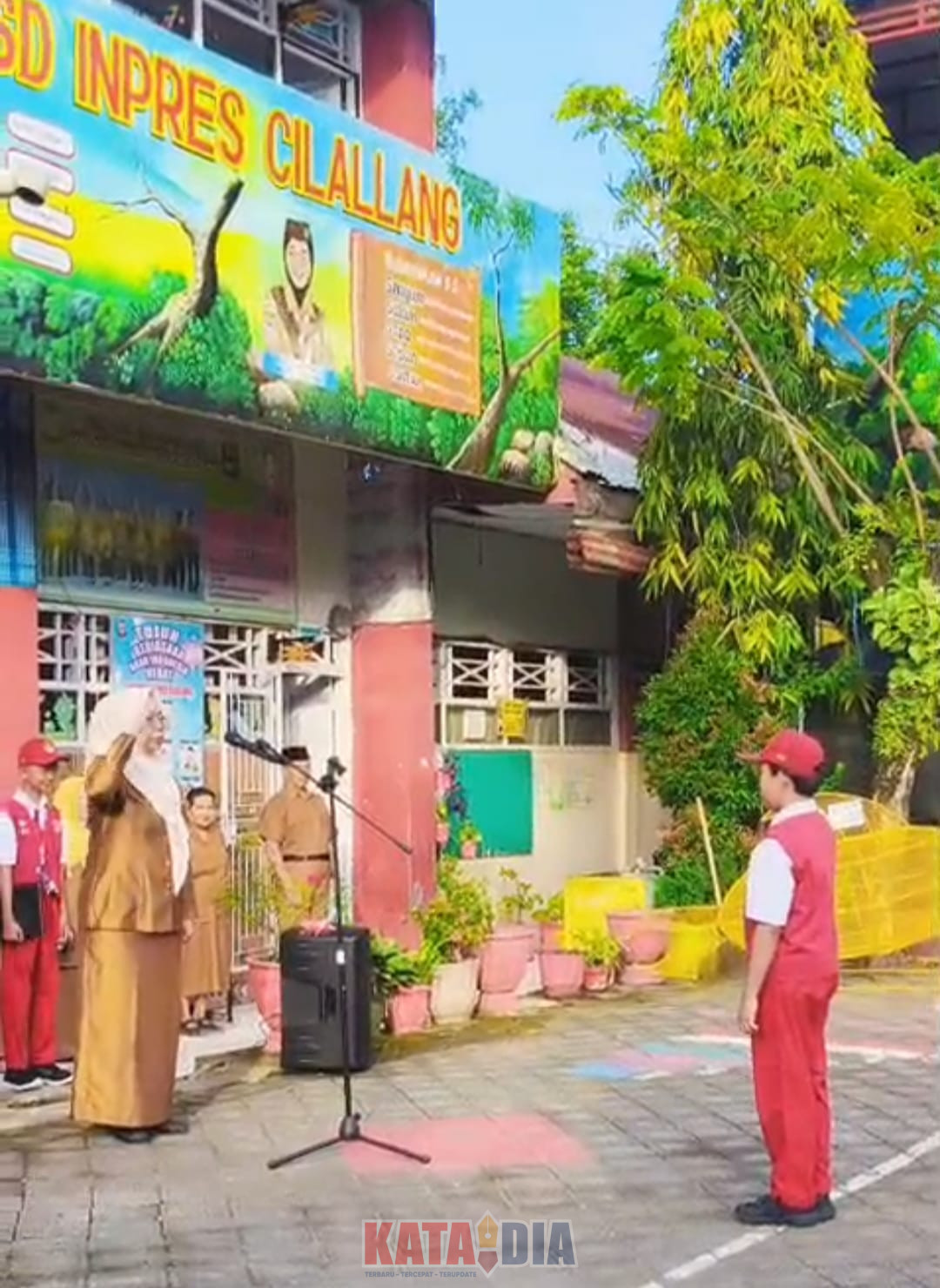Hari pertama masuk sekolah pasca libur panjang Idulfitri 1447 Hijriah di SD Inpres Cilallang berlangsung penuh kehangatan.