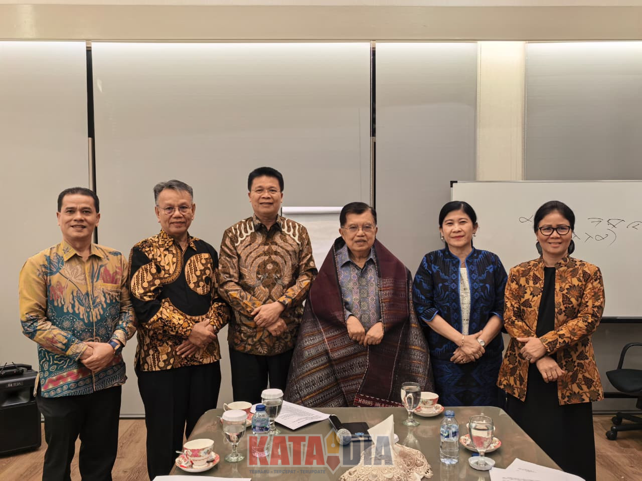 Ephorus Victor Tinambunan menyampaikan apresiasinya kepada tokoh nasional Jusuf Kalla atas keterbukaan serta perannya dalam menjaga kerukunan antarumat beragama di Indonesia.