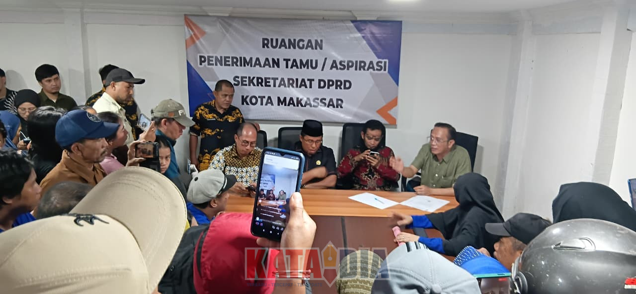 Puluhan pedagang kaki lima (PKL) di kawasan Anjungan Pantai Losari mendatangi DPRD Kota Makassar