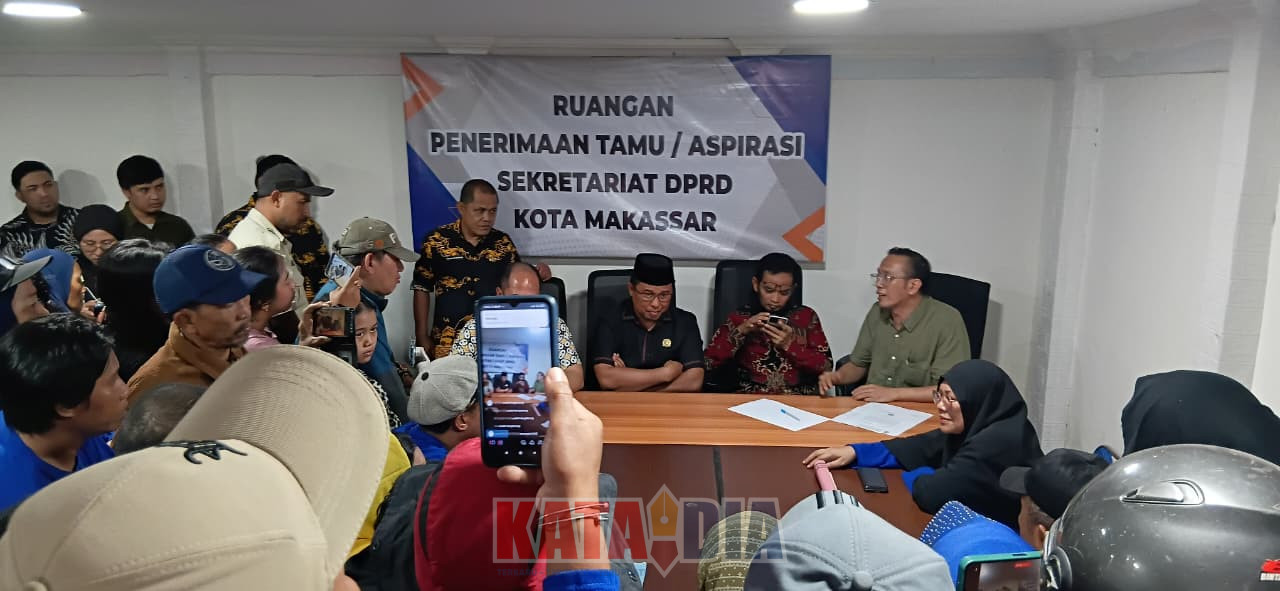 Puluhan pedagang kaki lima (PKL) di kawasan Anjungan Pantai Losari mendatangi DPRD Kota Makassar,
