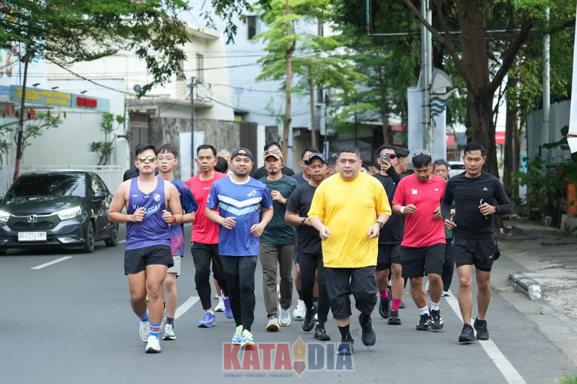 Wali Kota Makassar, Munafri Arifuddin, mengisi Ahad paginya dengan berlari bersama komunitas pelari di kawasan Balaikota Makassar,