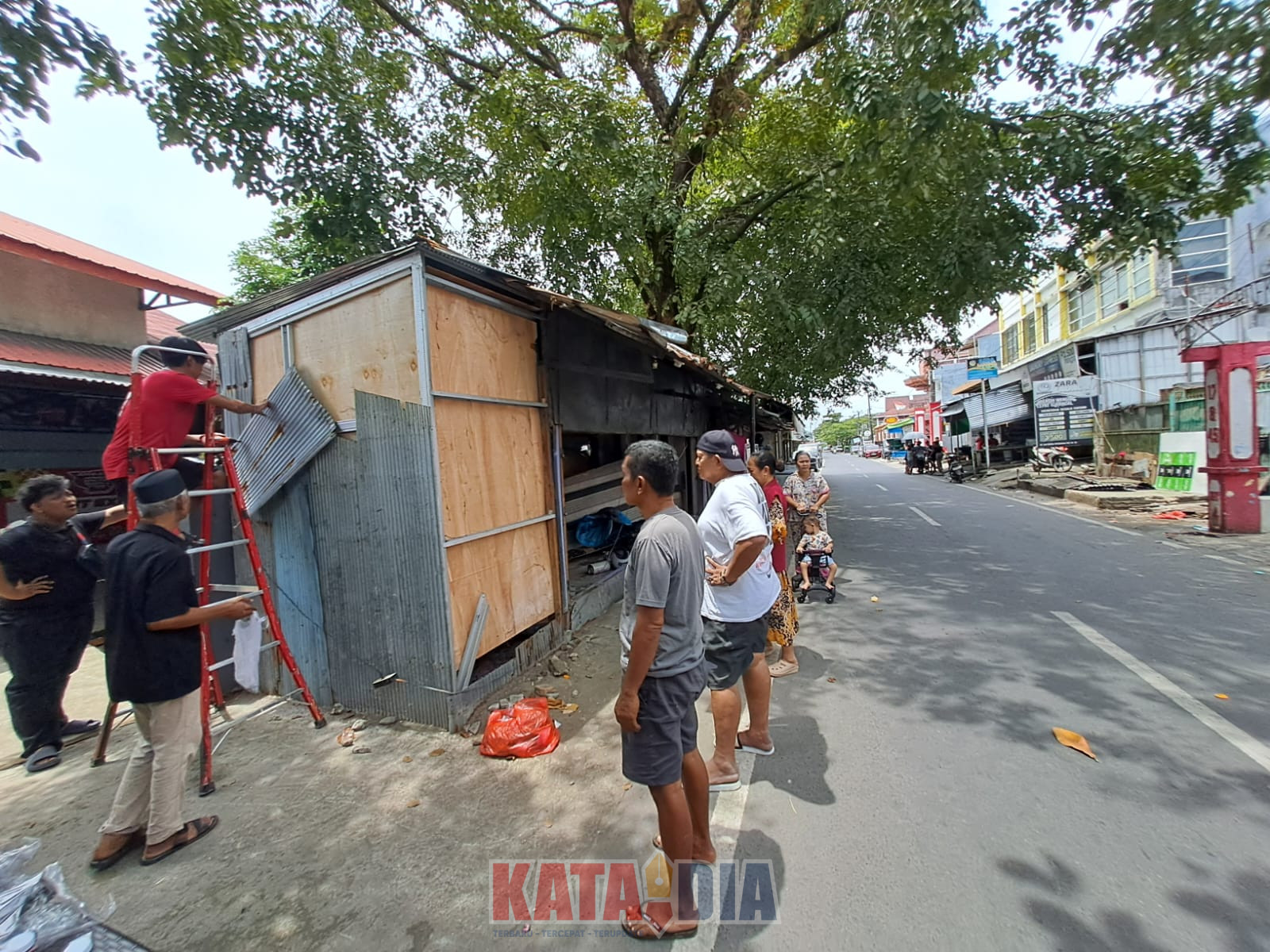 Pemerintah Kecamatan Tallo bersama tim gabungan kelurahan melakukan penertiban lapak pedagang kaki lima (PKL) yang berdiri di atas saluran drainase
