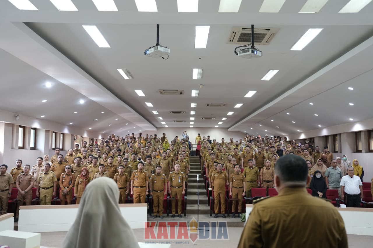 Wali Kota Makassar, Munafri Arifuddin, menunjukkan sikap tegas terhadap kedisiplinan aparatur wilayah dengan menyoroti absennya sejumlah lurah dalam Rapat Koordinasi (Rakor) pengelolaan sampah.