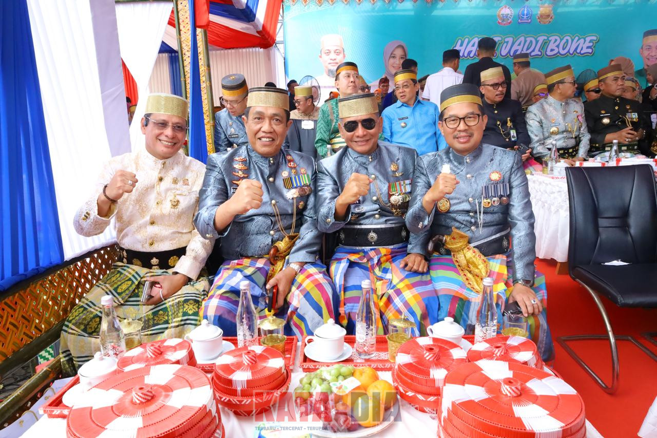 Kapolda Sulawesi Selatan, Djuhandhani Rahardjo Puro, menghadiri prosesi adat Mattompang Arajang yang menjadi puncak peringatan Hari Jadi Bone (HJB) ke-696 Tahun 2026
