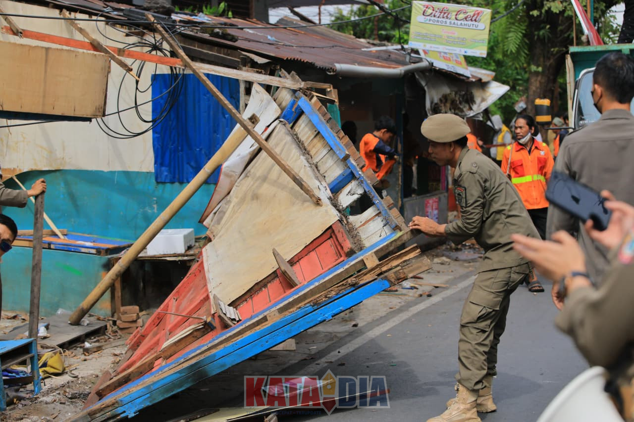 Tim Kecamatan Makassar melakukan penertiban lapak pedagang kaki lima (PKL) yang berdiri di atas trotoar dan bahu jalan