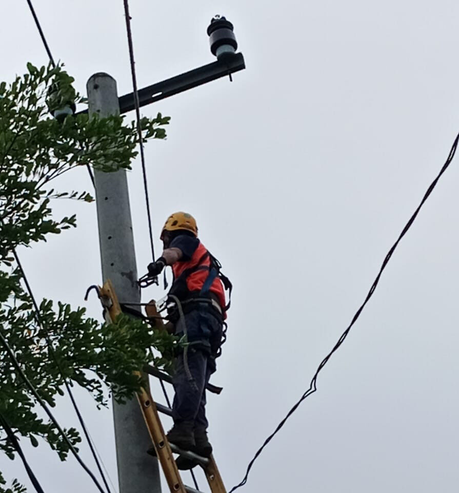 PT PLN (Persero) Unit Layanan Pelanggan (ULP) Sinjai bergerak cepat melakukan penanganan gangguan jaringan listrik akibat sambaran petir
