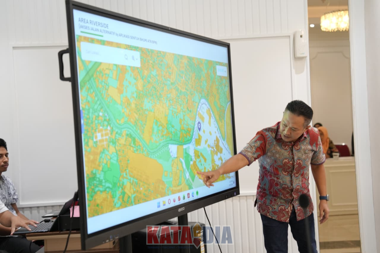 Pembangunan jalan alternatif Dr. Leimena yang menghubungkan Kecamatan Manggala, Tamalanrea, hingga Panakkukang terus menunjukkan progres signifikan sebagai solusi mengurai kemacetan dalam kota Makassar.