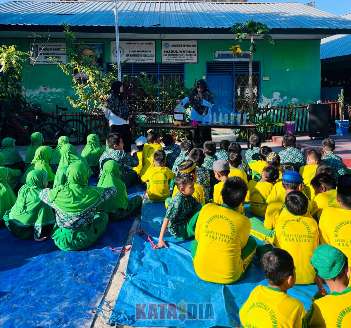 SD Muhammadiyah Perumnas menggelar kegiatan panen Eco-Enzym yang melibatkan para siswa sebagai bagian dari edukasi lingkungan berbasis praktik, Rabu (15/4/2026).