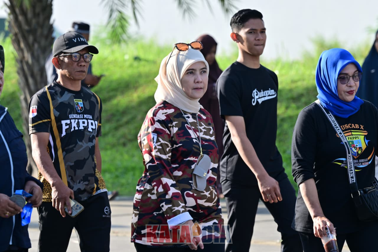 Wakil Wali Kota Makassar, Aliyah Mustika Ilham, bersama Ilham Arief Sirajuddin menghadiri kegiatan jalan sehat silaturahmi yang digelar KBPP Polri dan FKPPI Sulawesi Selatan.