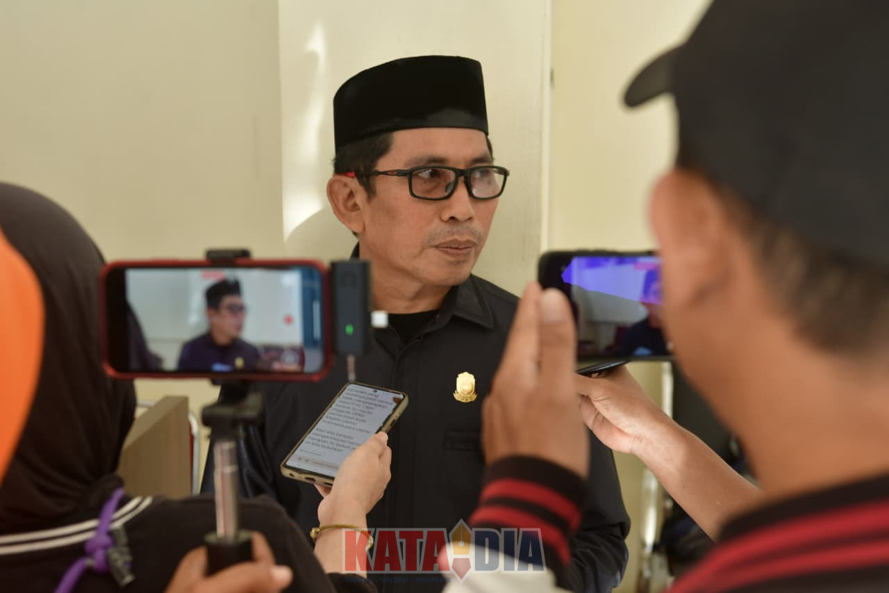 Komisi D DPRD Kota Makassar mendorong Pemerintah Kota Makassar untuk segera menyusun Peraturan Daerah (Perda) terkait larangan LGBT (lesbian, gay, biseksual, dan transgender).