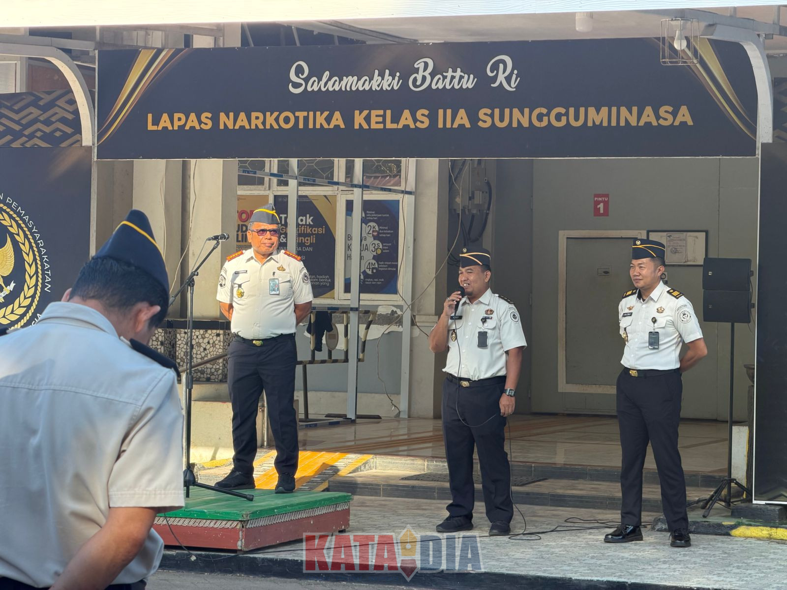 Lembaga Pemasyarakatan (Lapas) Narkotika Kelas IIA Sungguminasa menggelar apel pagi yang dirangkaikan dengan penyambutan pejabat manajerial baru,