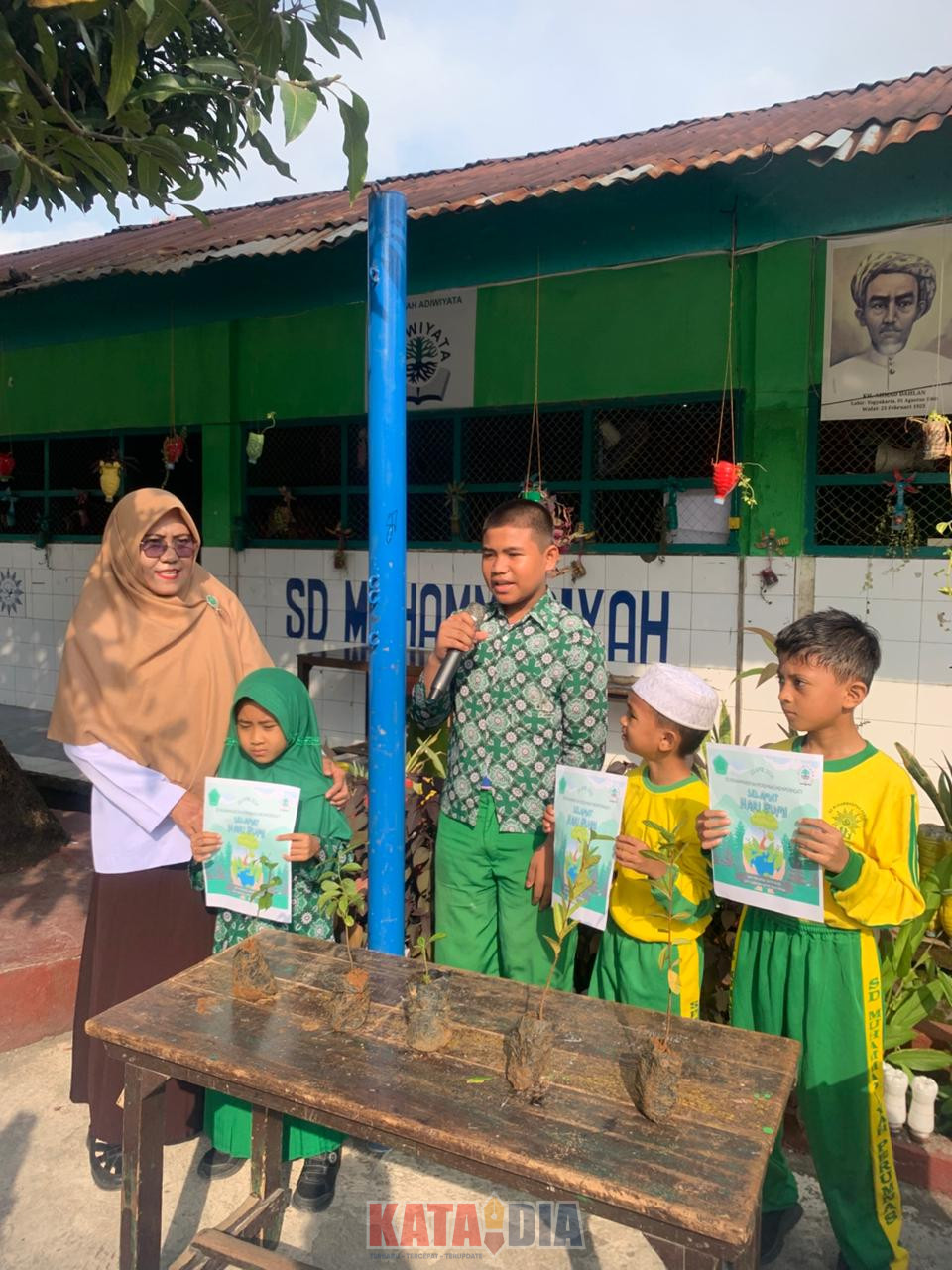Hari Bumi Sedunia 2026, SD Muhammadiyah Perumnas Makassar, aksi tanam pohon, pendidikan lingkungan,