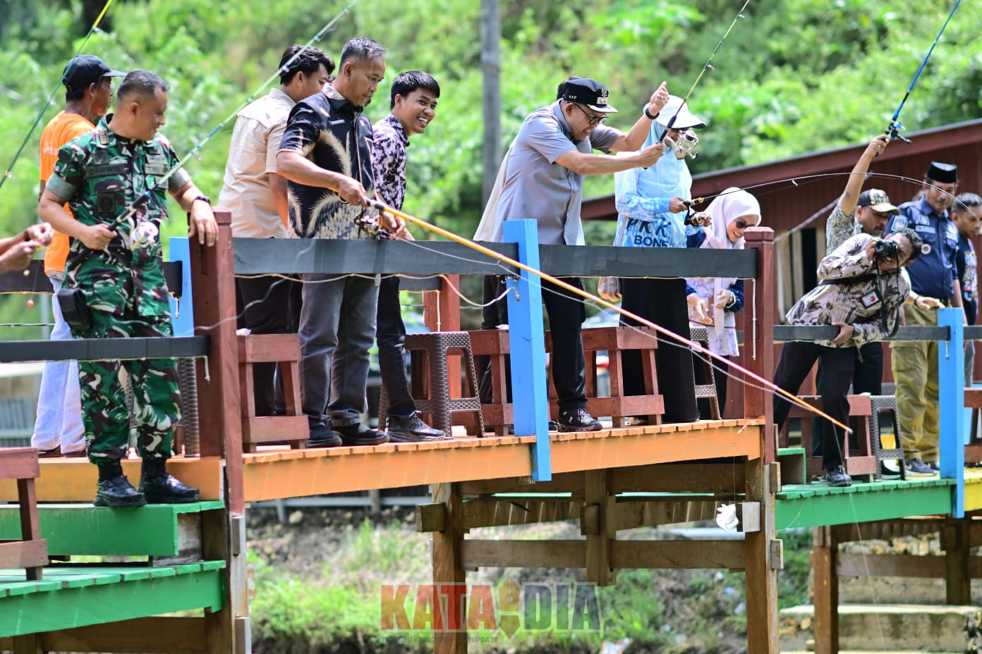 Wakil Bupati Bone, Andi Akmal Pasluddin, melakukan panen perdana ikan nila yang dirangkaikan dengan launching wisata memancing di kawasan Objek Wisata Tiro Bulu,