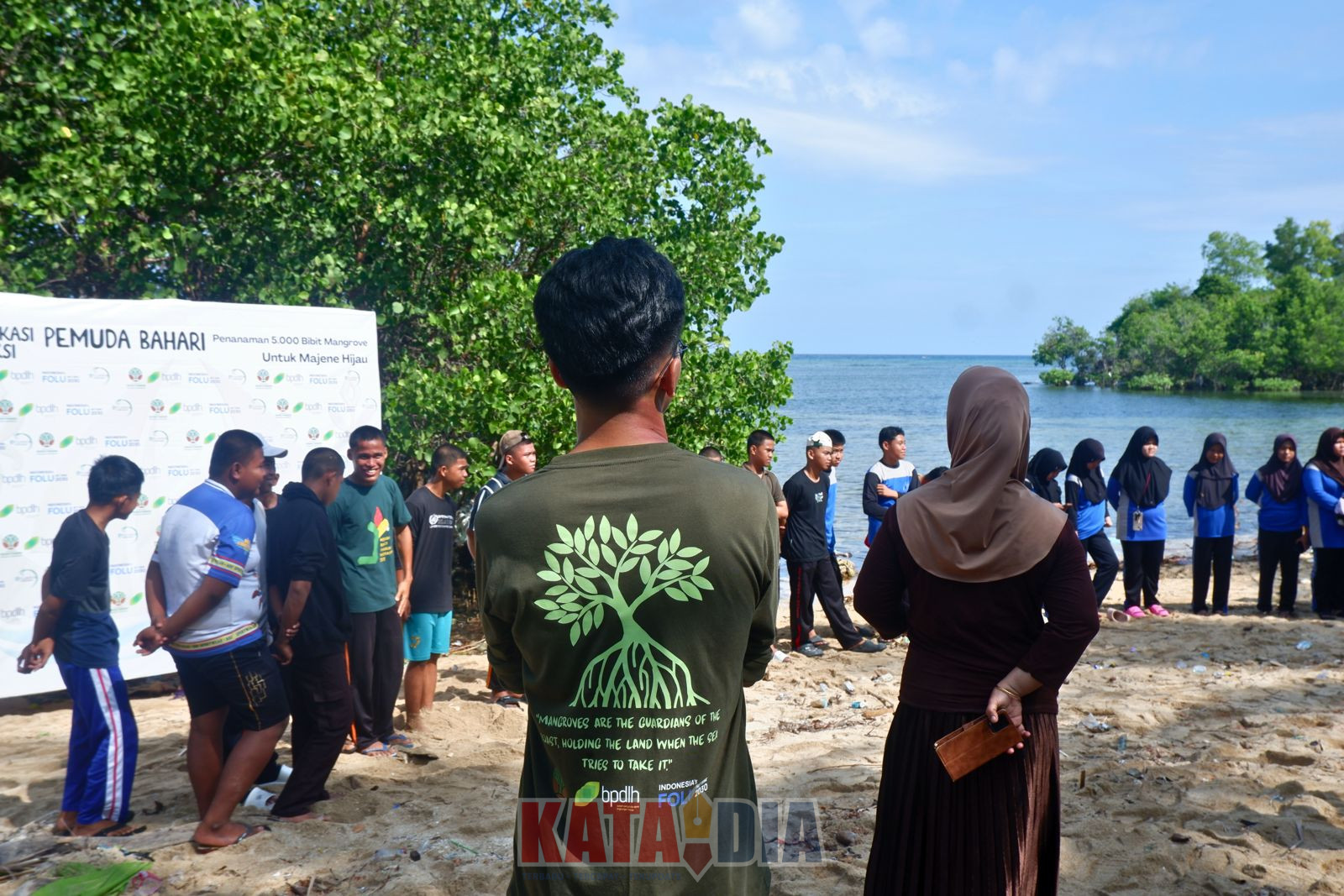 Estuaria Indonesia Kembali mempertegas komitmen pelestarian ekosistem pesisir melalui aksi nyata bertajuk 'Edukasi dan Aksi Pemuda Bahari'