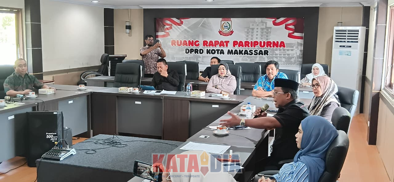 Anggota Komisi B DPRD Kota Makassar menggelar Rapat Dengar Pendapat (RDP) bersama para pengusaha minuman beralkohol (minol) di ruang rapat DPRD Makassar,